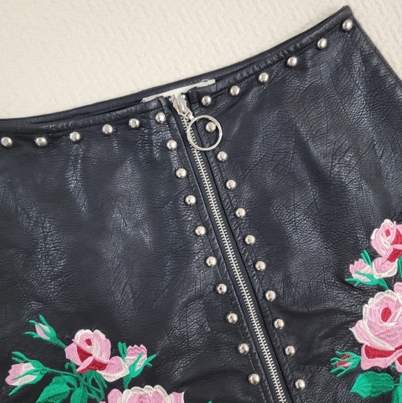 Molly Green Black Faux Leather Floral Embroidery Skirt Studs Zipper Front Size S - Picture 5 of 15